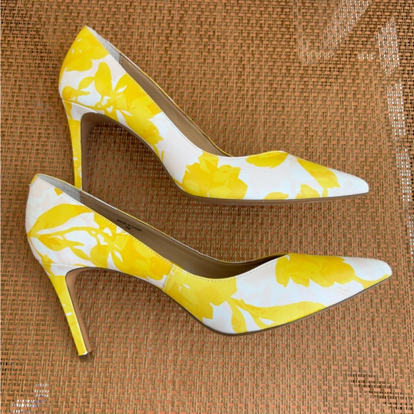 NEW Banana Republic 12 hour Madison yellow Pumps size 9M - Picture 4 of 12